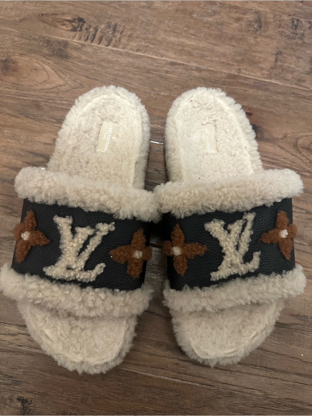Louis Vuitton Cream Shearling Slide with Branded Leather Tag Size ( 10.5/11) 41